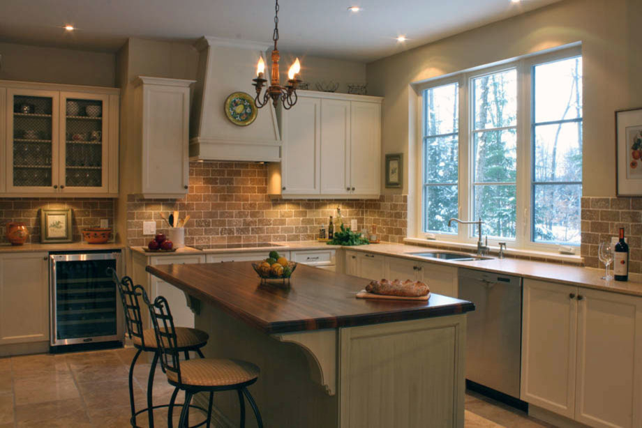 Exempel på ett stort klassiskt kök, med en undermonterad diskho, luckor med infälld panel, beige skåp, bänkskiva i kvarts, brunt stänkskydd, stänkskydd i stenkakel, rostfria vitvaror, klinkergolv i keramik och en köksö