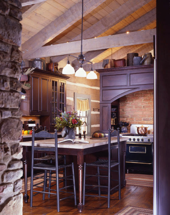 Immagine di una grande cucina stile rurale con ante lisce, ante in legno bruno, top in granito, paraspruzzi rosso, elettrodomestici in acciaio inossidabile e parquet scuro