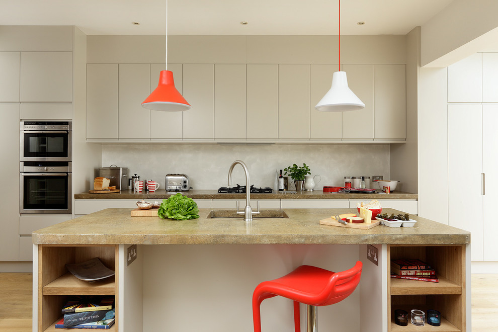 Esempio di una cucina design con ante lisce, ante beige, top in cemento e elettrodomestici da incasso