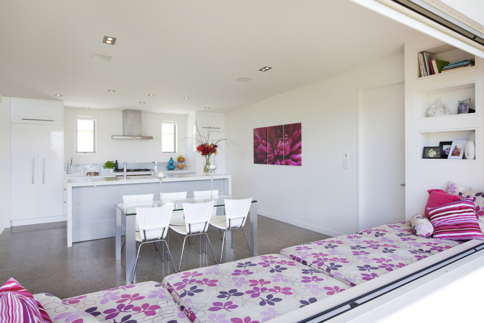 На фото: параллельная кухня в стиле модернизм с обеденным столом, плоскими фасадами, белыми фасадами и техникой под мебельный фасад с