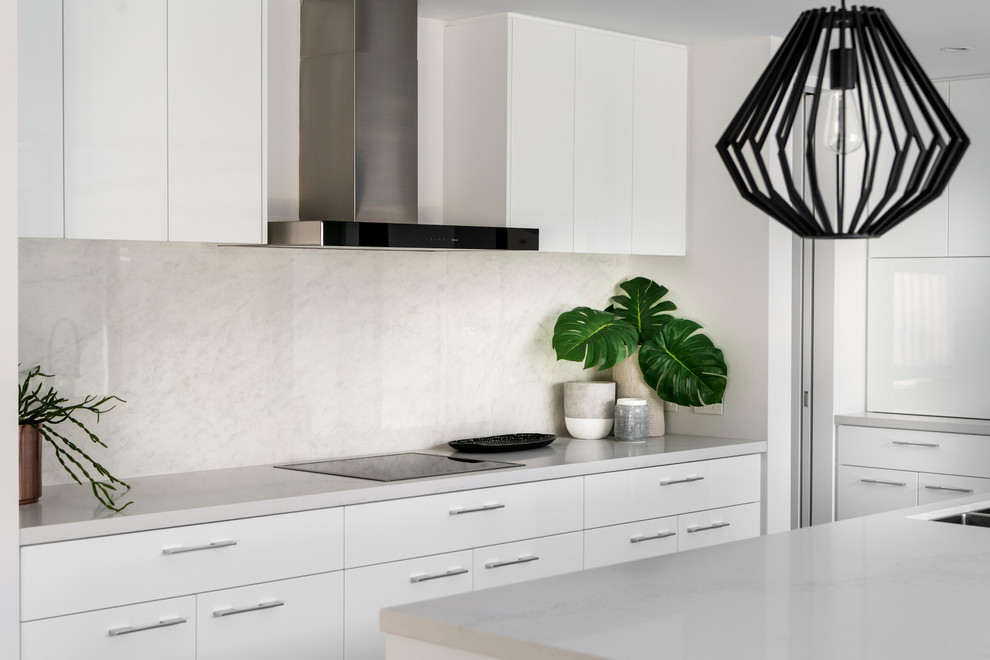 Esempio di una grande cucina contemporanea con ante bianche, top in granito, paraspruzzi bianco, elettrodomestici in acciaio inossidabile e pavimento grigio