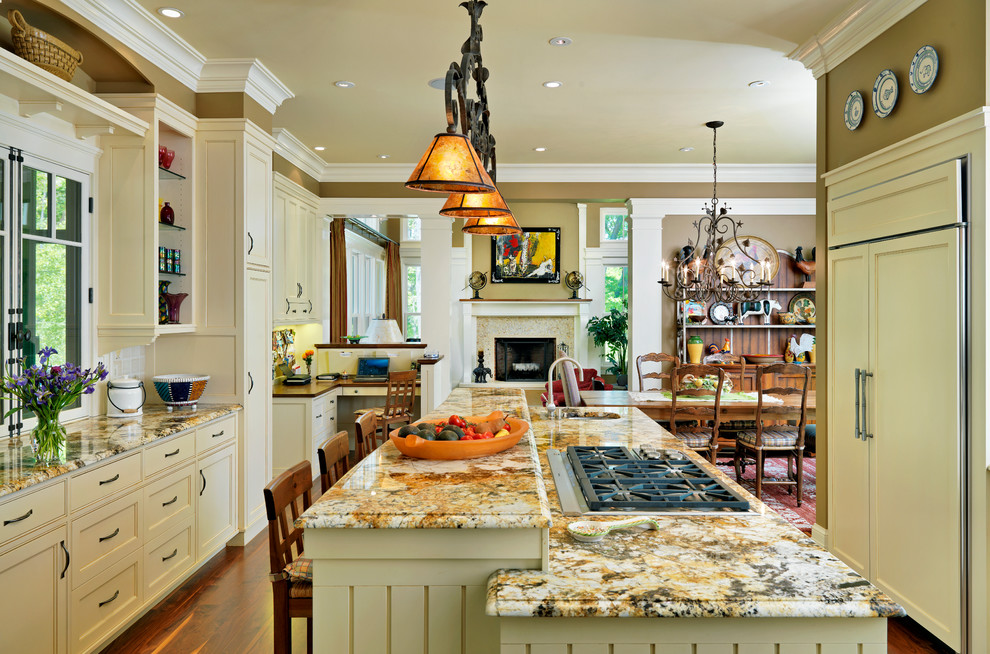 Klassische Küche mit Granit-Arbeitsplatte, beigen Schränken, Elektrogeräten mit Frontblende und bunter Arbeitsplatte in Boston