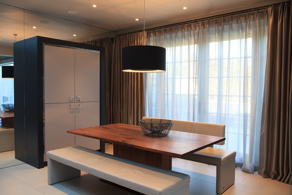 Ispirazione per una sala da pranzo aperta verso il soggiorno moderna di medie dimensioni con pavimento con piastrelle in ceramica