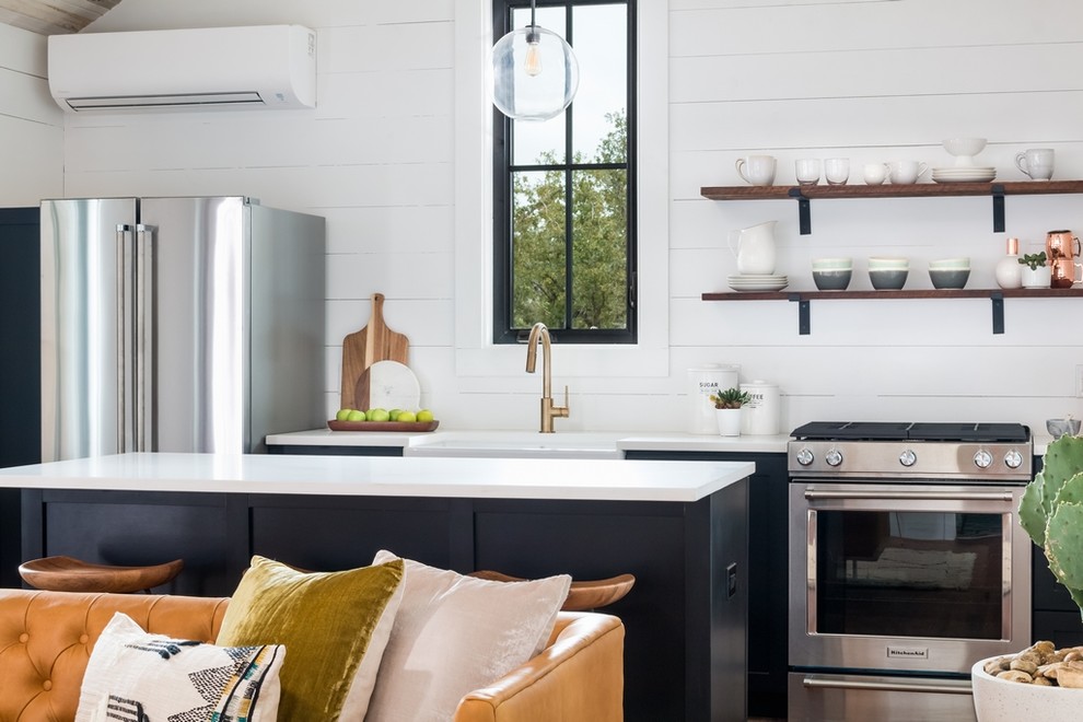 Imagen de cocina de estilo de casa de campo abierta con fregadero sobremueble, armarios abiertos, electrodomésticos de acero inoxidable, una isla y con blanco y negro