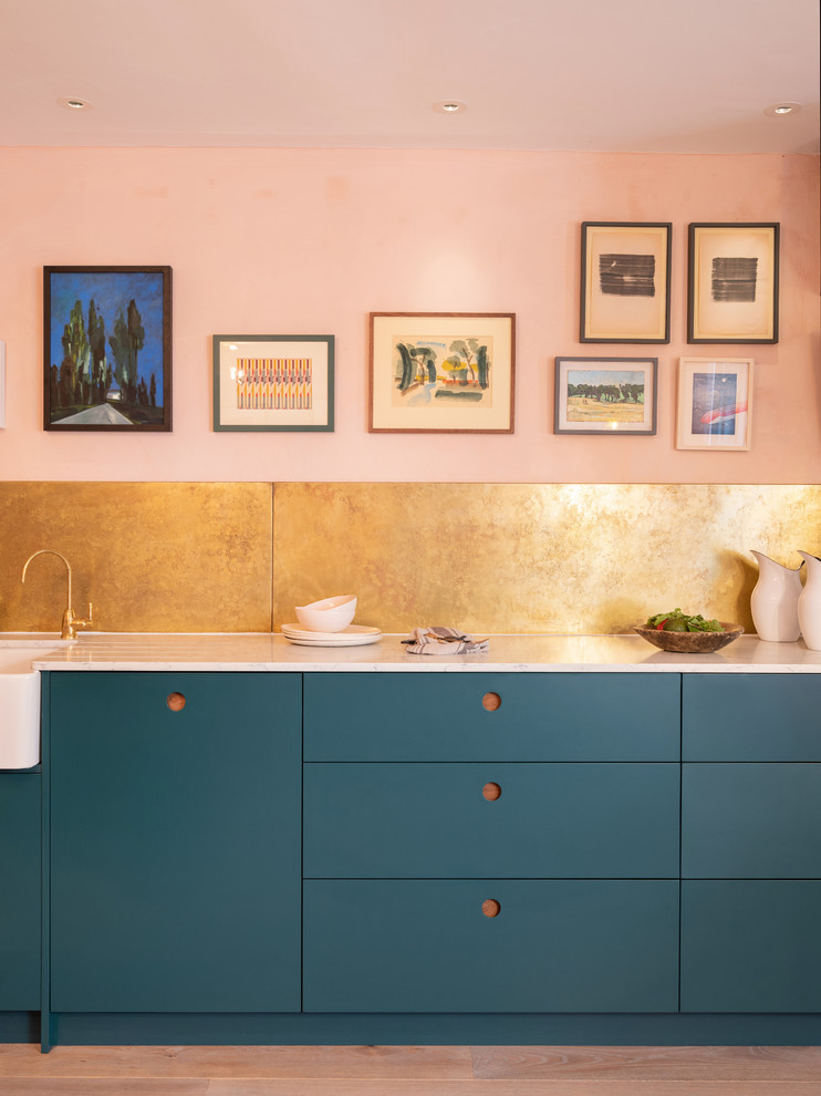 高級なコンテンポラリースタイルのおしゃれなキッチン (フラットパネル扉のキャビネット、青いキャビネット、白いキッチンカウンター) の写真