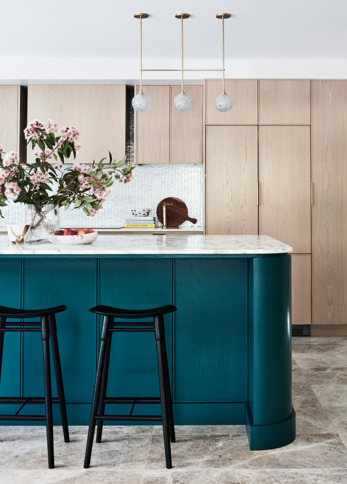 Zweizeilige Moderne Küche mit flächenbündigen Schrankfronten, hellen Holzschränken, Küchenrückwand in Weiß, Elektrogeräten mit Frontblende, Kücheninsel, grauem Boden und weißer Arbeitsplatte in Sydney