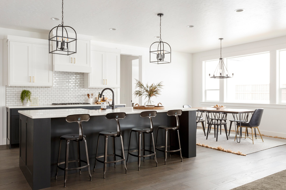Esempio di una cucina chic con ante in stile shaker, ante nere, paraspruzzi bianco, paraspruzzi con piastrelle diamantate, pavimento in legno massello medio, pavimento marrone e top bianco