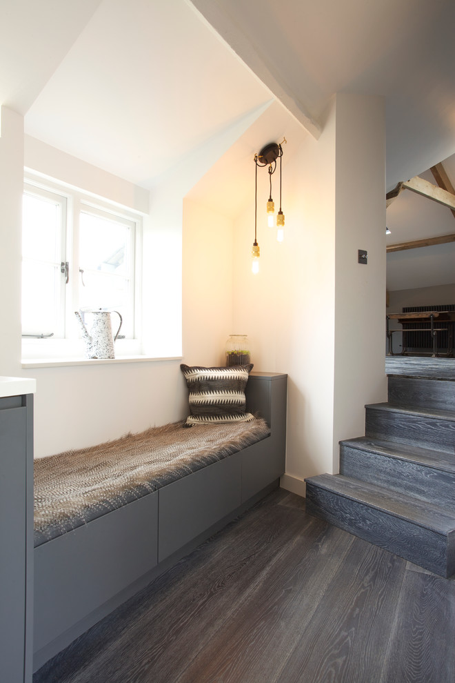 Свежая идея для дизайна: узкая параллельная кухня-гостиная среднего размера в современном стиле с фартуком цвета металлик и островом - отличное фото интерьера