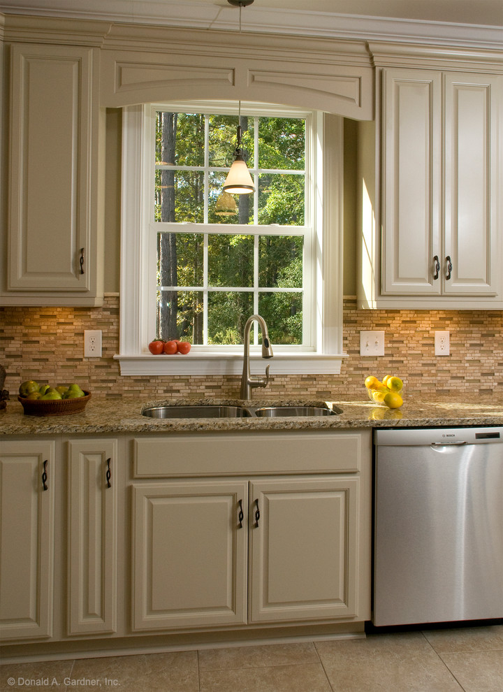 Foto de cocina de estilo americano grande con puertas de armario beige, salpicadero beige, electrodomésticos de acero inoxidable y una isla