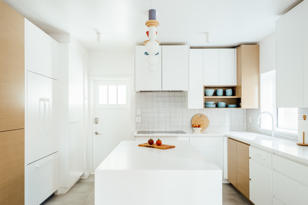 Idéer för ett mellanstort skandinaviskt vit l-kök, med släta luckor, vita skåp, vitt stänkskydd, en köksö, grått golv, en enkel diskho, stänkskydd i mosaik, integrerade vitvaror och betonggolv