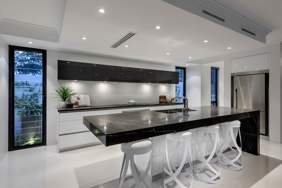 Moderne Küche in U-Form mit Doppelwaschbecken, flächenbündigen Schrankfronten, Küchengeräten aus Edelstahl, Kücheninsel, Marmor-Arbeitsplatte und Küchenrückwand in Weiß in Perth