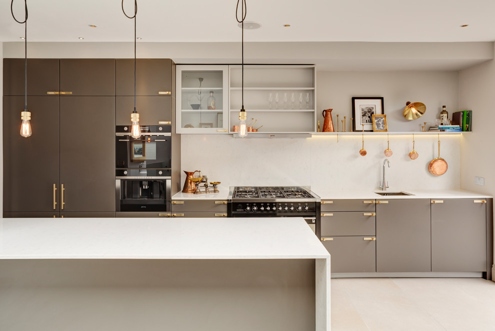 Foto di una cucina contemporanea con lavello sottopiano, ante lisce, ante grigie, elettrodomestici neri e pavimento beige