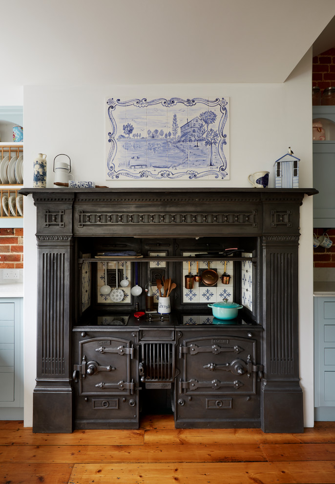 Immagine di una grande cucina tradizionale con ante in stile shaker, ante blu, top in quarzite e pavimento in legno massello medio
