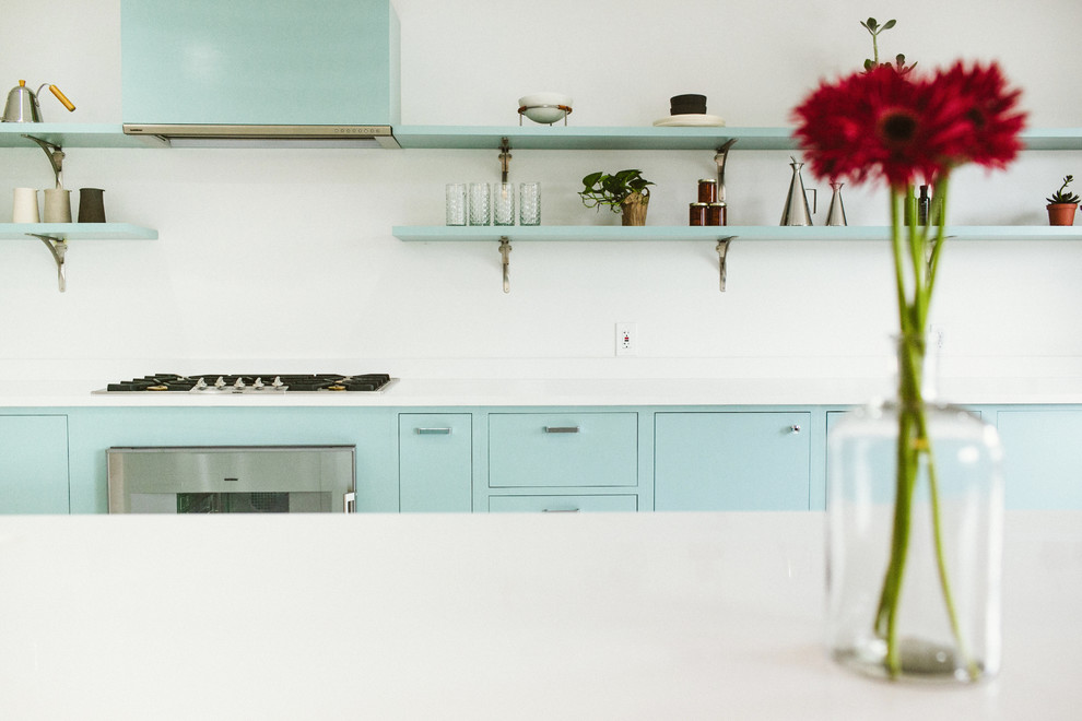 Esempio di una cucina moderna con lavello sottopiano, ante lisce, ante blu, top in quarzo composito, paraspruzzi bianco, paraspruzzi in quarzo composito, elettrodomestici in acciaio inossidabile, pavimento alla veneziana, pavimento bianco, top bianco e soffitto ribassato