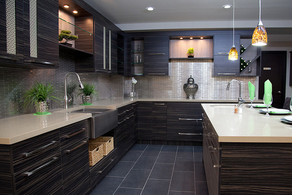 Moderne Wohnküche in L-Form mit braunen Schränken, Quarzit-Arbeitsplatte, Küchenrückwand in Metallic und Rückwand aus Metallfliesen in Toronto