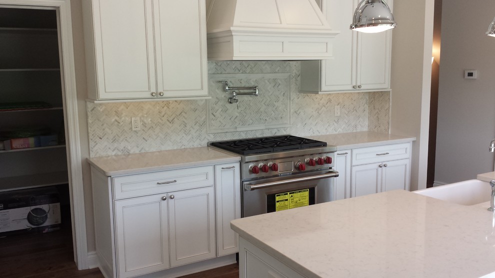 Exempel på ett mellanstort amerikanskt vit vitt kök, med en rustik diskho, luckor med infälld panel, vita skåp, granitbänkskiva, stänkskydd i mosaik, rostfria vitvaror, en köksö, flerfärgad stänkskydd, ljust trägolv och brunt golv