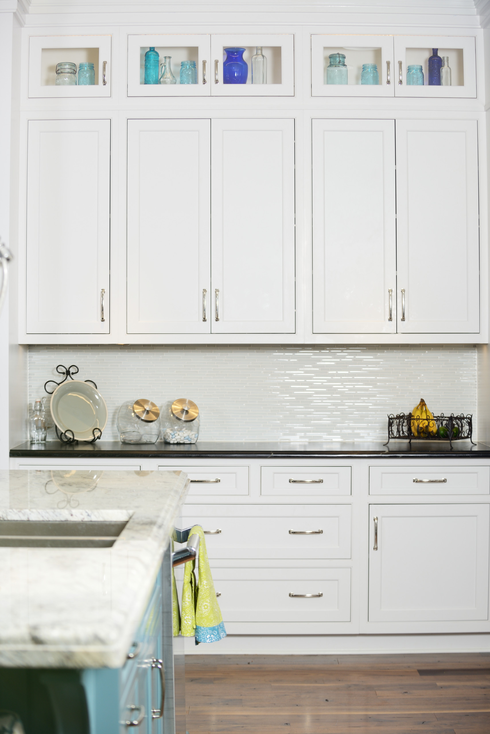 75 Beautiful Kitchen With Glass Tile Backsplash Pictures Ideas May 2021 Houzz