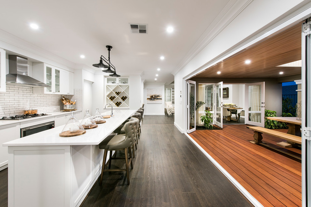 Zweizeilige Klassische Küche mit Doppelwaschbecken, Küchenrückwand in Weiß, Rückwand aus Metrofliesen, Küchengeräten aus Edelstahl, Kücheninsel, Schrankfronten im Shaker-Stil, weißen Schränken und dunklem Holzboden in Perth