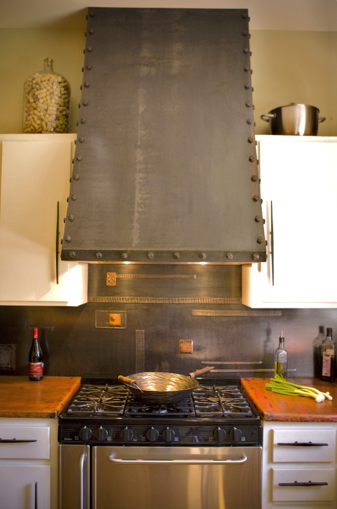 Свежая идея для дизайна: кухня в современном стиле с столешницей из меди - отличное фото интерьера