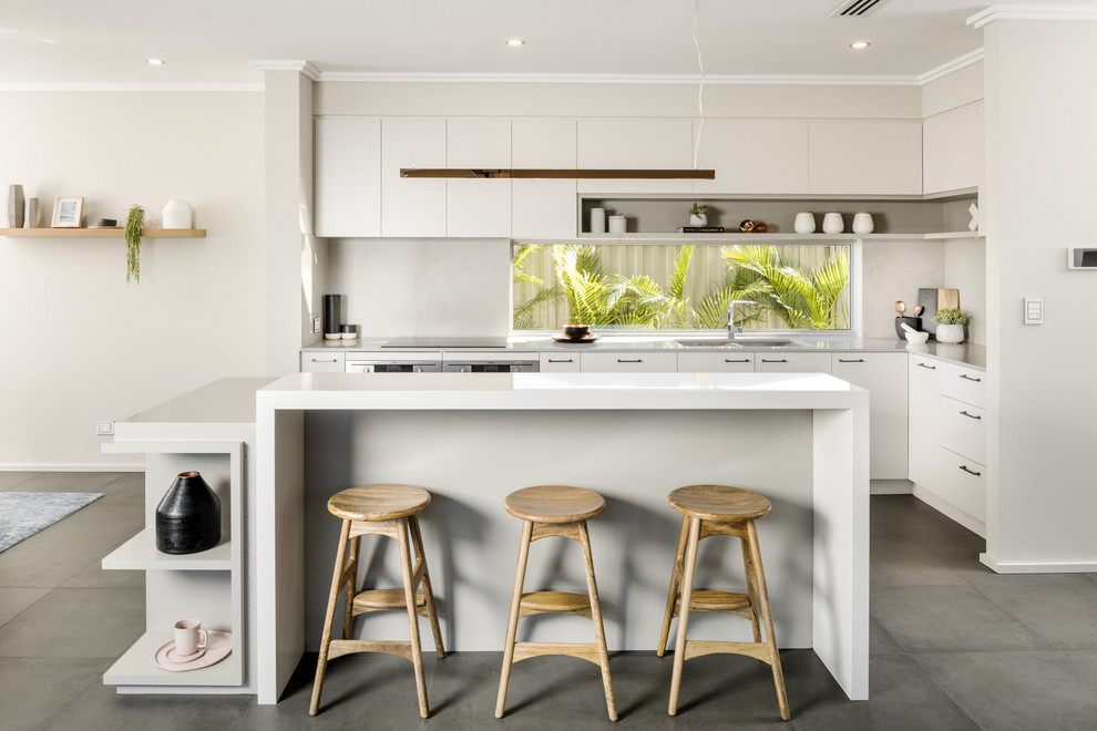 Moderne Küche in grau-weiß in L-Form mit Doppelwaschbecken, flächenbündigen Schrankfronten, weißen Schränken, Küchengeräten aus Edelstahl und Kücheninsel in Perth