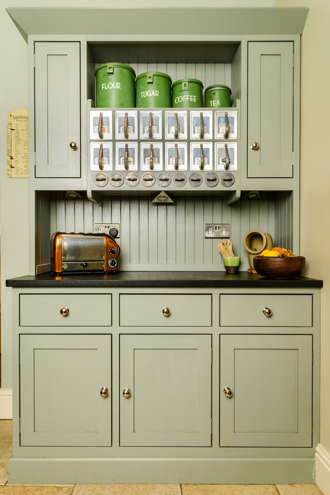 Country Küche mit Schrankfronten im Shaker-Stil, grünen Schränken und Küchenrückwand in Grün in Sonstige