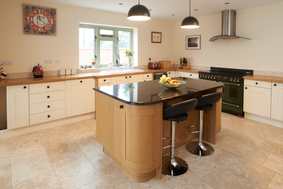Immagine di una cucina country di medie dimensioni con lavello da incasso, ante in stile shaker, ante bianche, elettrodomestici colorati e pavimento beige