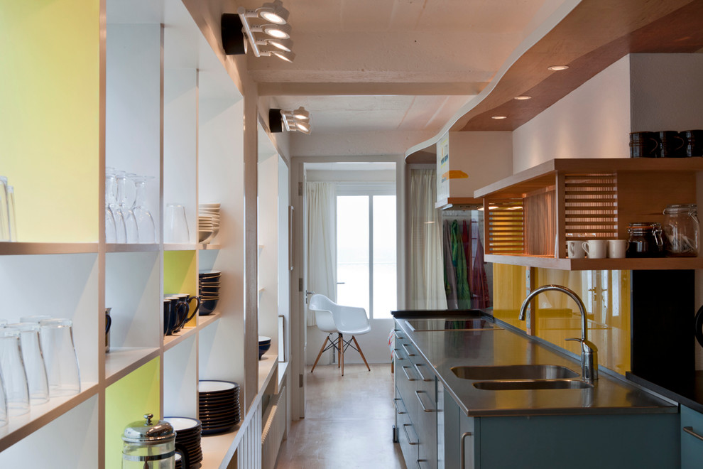 Exemple d'une cuisine scandinave en inox avec un plan de travail en inox et un électroménager en acier inoxydable.