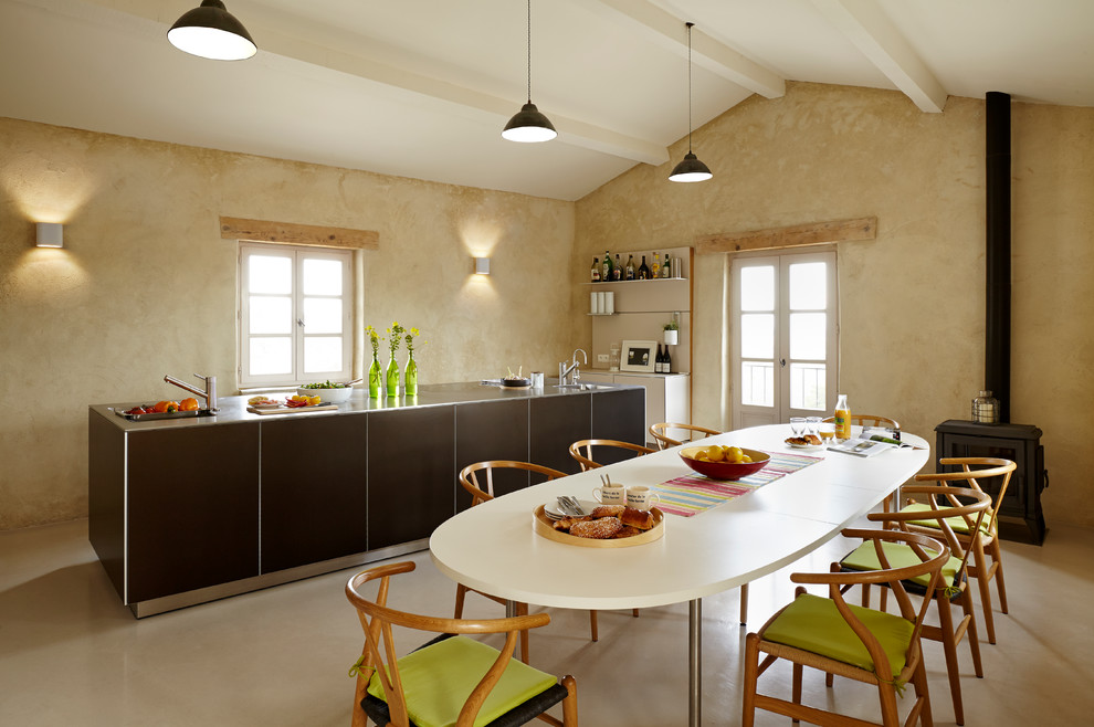 Einzeilige, Große Mediterrane Wohnküche mit Kücheninsel in Cheshire