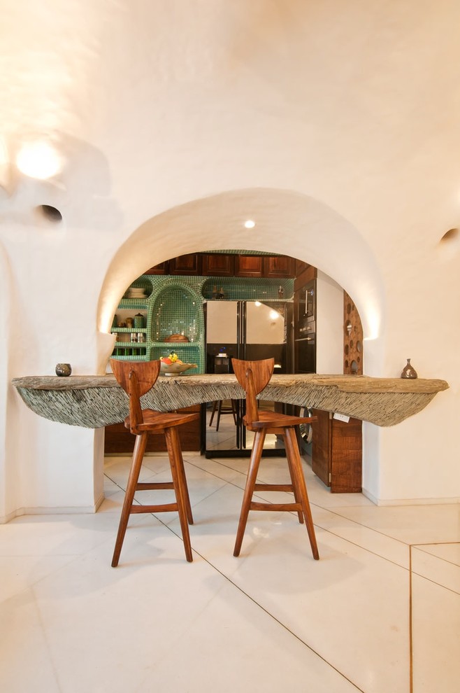 Свежая идея для дизайна: кухня среднего размера в стиле фьюжн - отличное фото интерьера