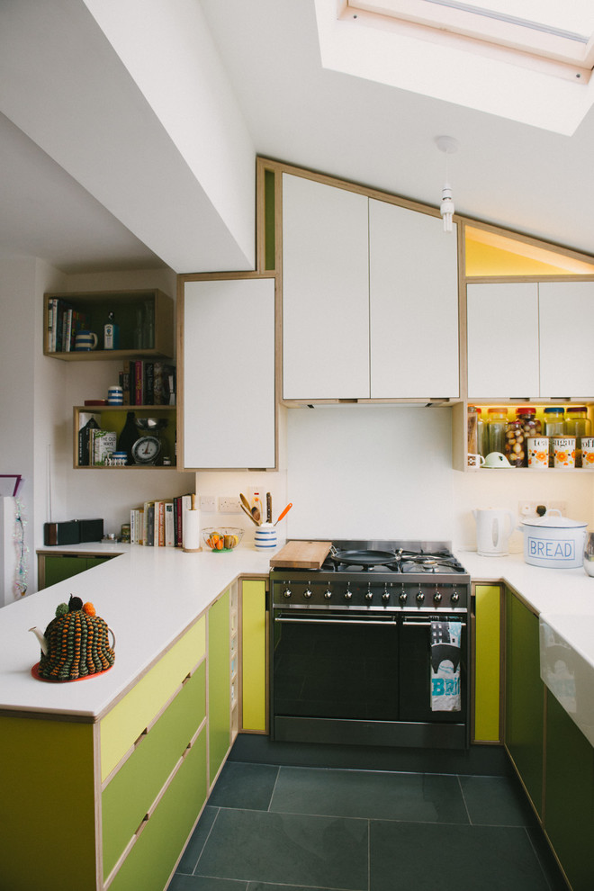 Modern inredning av ett mellanstort kök, med en rustik diskho, släta luckor, skåp i ljust trä, bänkskiva i kvartsit, vitt stänkskydd, stänkskydd i keramik, rostfria vitvaror, betonggolv och en halv köksö