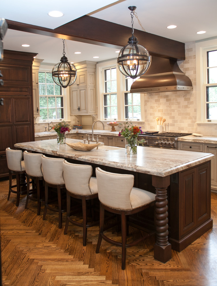 Exempel på ett avskilt, stort klassiskt l-kök, med en rustik diskho, luckor med upphöjd panel, granitbänkskiva, beige stänkskydd, integrerade vitvaror, mellanmörkt trägolv och en köksö