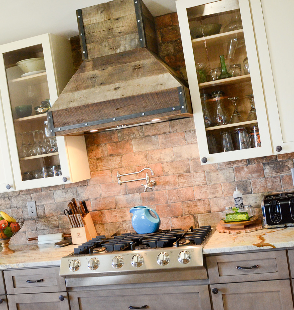 Bild på ett stort lantligt kök, med en rustik diskho, skåp i shakerstil, skåp i slitet trä, granitbänkskiva, flerfärgad stänkskydd, stänkskydd i tegel, rostfria vitvaror, mellanmörkt trägolv, en köksö och brunt golv