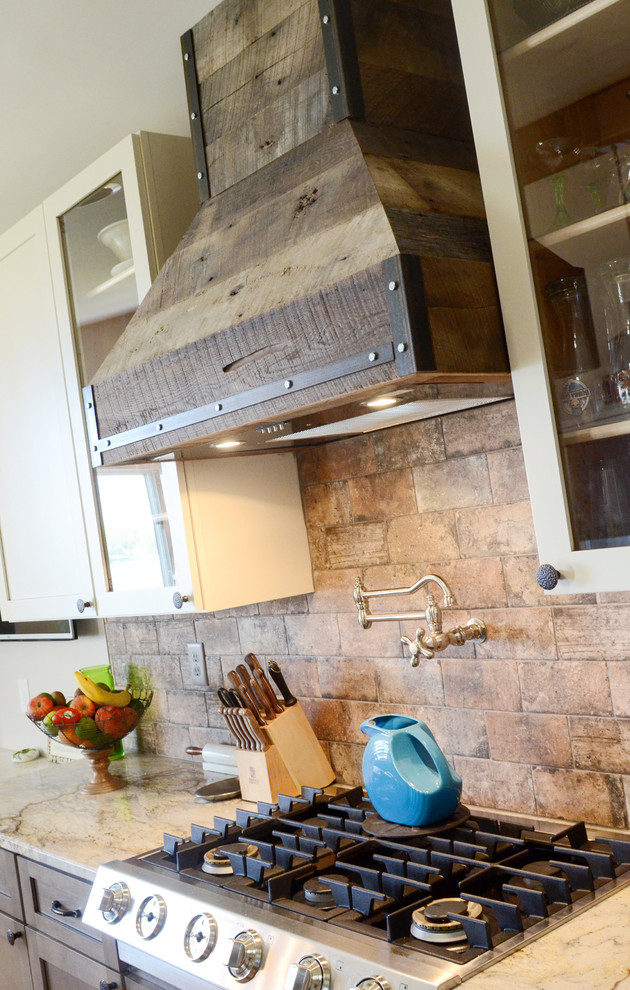 Foto på ett stort lantligt kök, med en rustik diskho, skåp i shakerstil, skåp i slitet trä, granitbänkskiva, flerfärgad stänkskydd, stänkskydd i tegel, rostfria vitvaror, mellanmörkt trägolv, en köksö och brunt golv