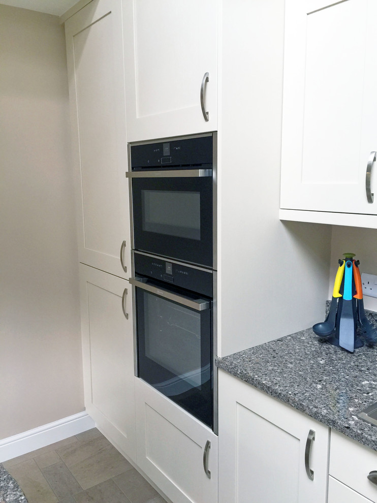 Geschlossene, Mittelgroße Moderne Küche in L-Form mit integriertem Waschbecken, Schrankfronten im Shaker-Stil, Quarzit-Arbeitsplatte und Kücheninsel in Sonstige