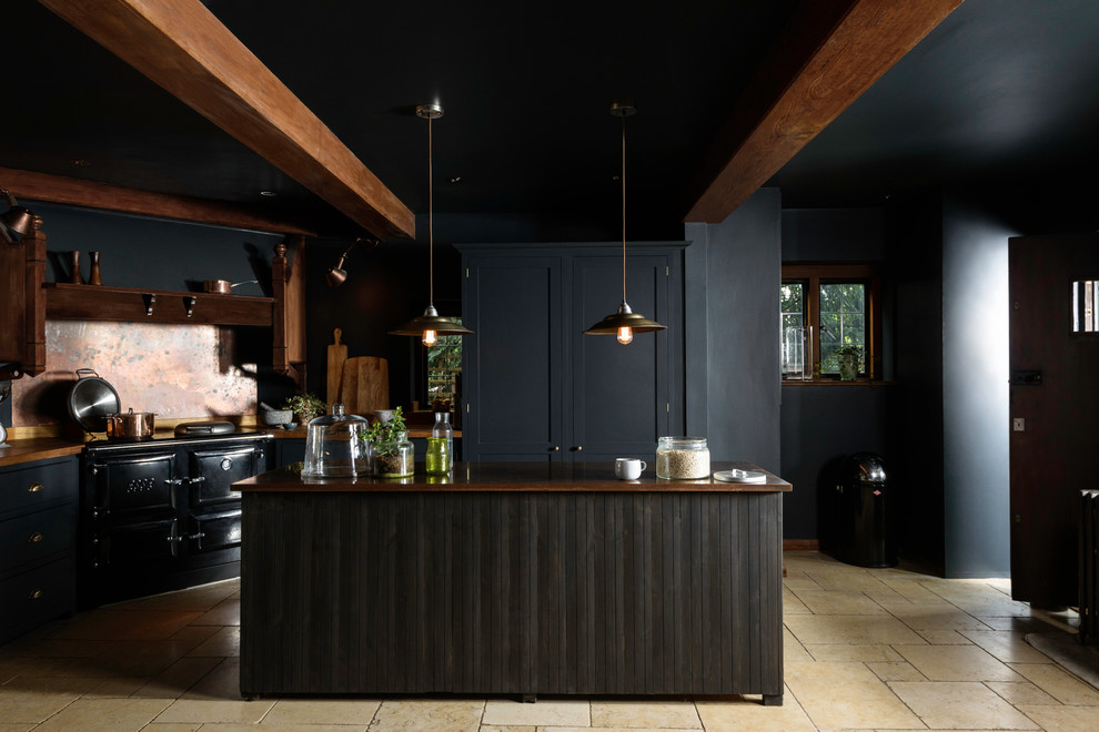 Esempio di un cucina con isola centrale country di medie dimensioni con lavello sottopiano, ante in stile shaker, ante nere e pavimento in terracotta