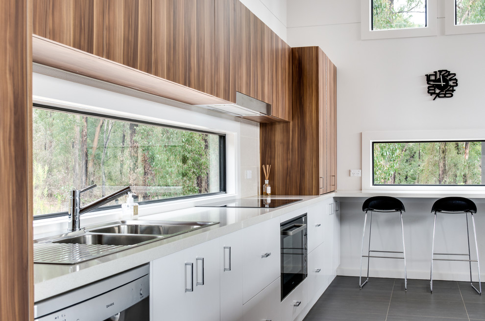 Стильный дизайн: кухня в белых тонах с отделкой деревом в современном стиле с двойной мойкой, плоскими фасадами и белыми фасадами - последний тренд