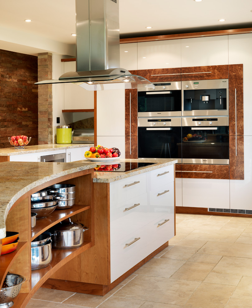 Foto di una grande cucina minimal con lavello sottopiano, ante lisce, ante bianche, top in granito, elettrodomestici in acciaio inossidabile e pavimento con piastrelle in ceramica