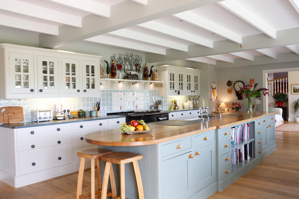 Свежая идея для дизайна: кухня в стиле кантри с островом и двухцветным гарнитуром в частном доме - отличное фото интерьера