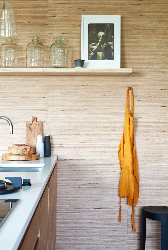 Ejemplo de cocina actual pequeña abierta con fregadero encastrado, armarios con paneles lisos, puertas de armario azules, encimera de cuarcita y una isla