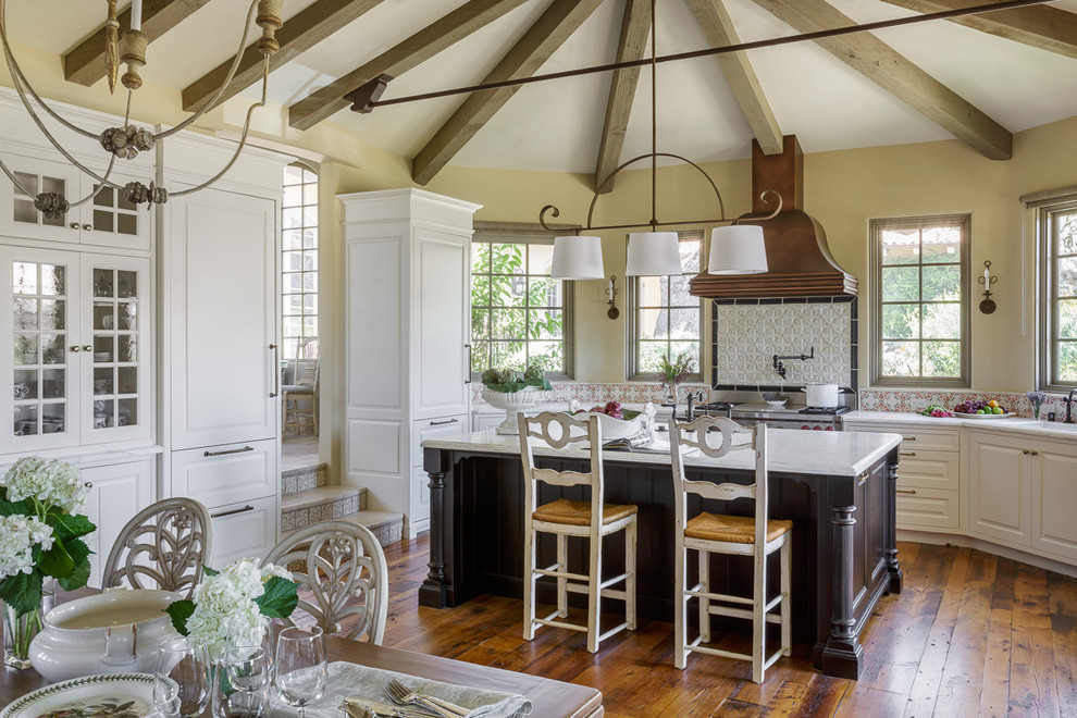 This is an example of a classic kitchen in San Francisco.