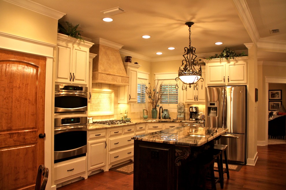Inspiration for a timeless kitchen remodel in Miami