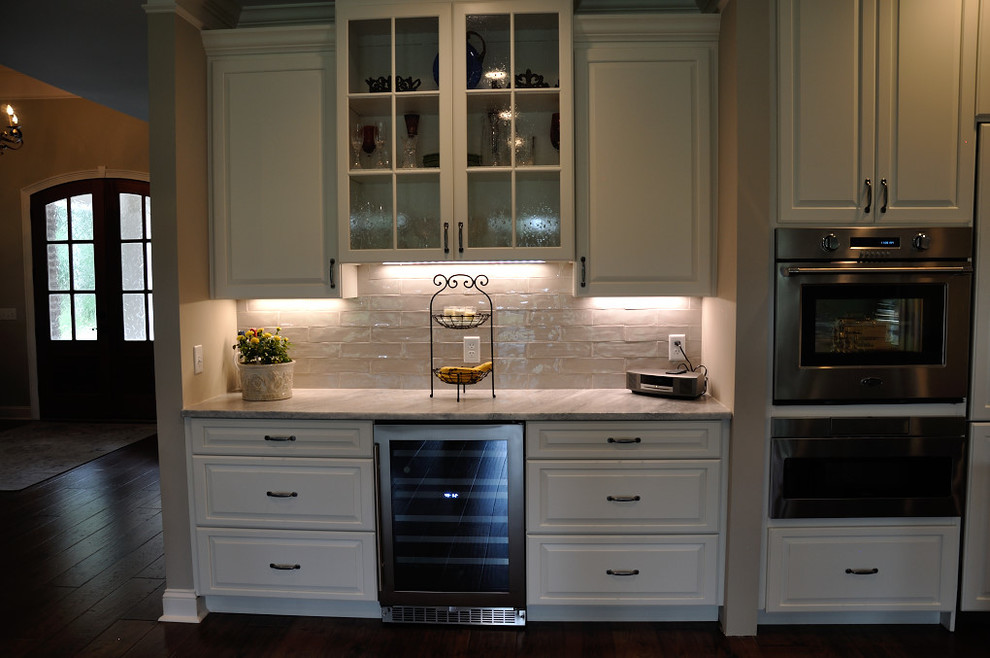 Immagine di un cucina con isola centrale design con top in marmo