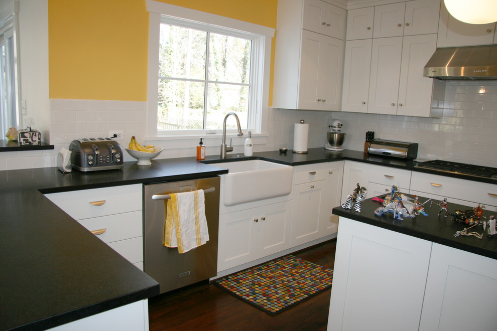 Immagine di una cucina moderna con lavello stile country, ante in stile shaker, ante bianche, top in granito, paraspruzzi bianco, paraspruzzi con piastrelle diamantate e elettrodomestici in acciaio inossidabile
