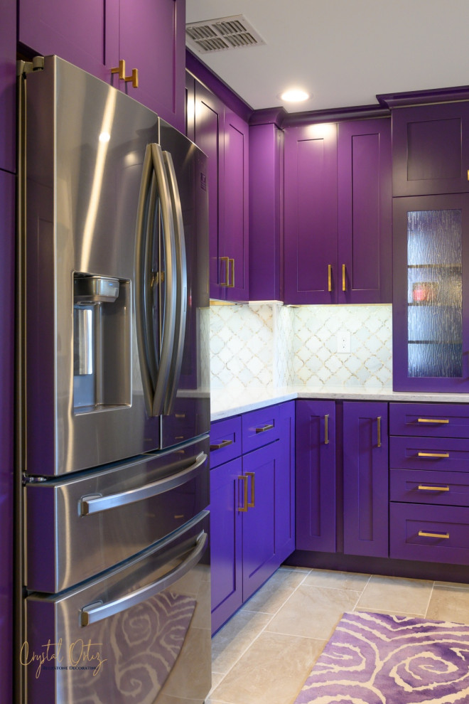 На фото: маленькая п-образная кухня с фиолетовыми фасадами, столешницей из кварцевого агломерата, фартуком из мрамора, полом из керамогранита и островом для на участке и в саду