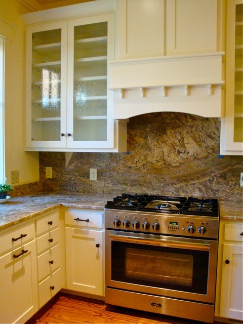 Esempio di una cucina stile americano con lavello stile country, ante a persiana, ante in legno scuro, top in saponaria, paraspruzzi beige e elettrodomestici in acciaio inossidabile