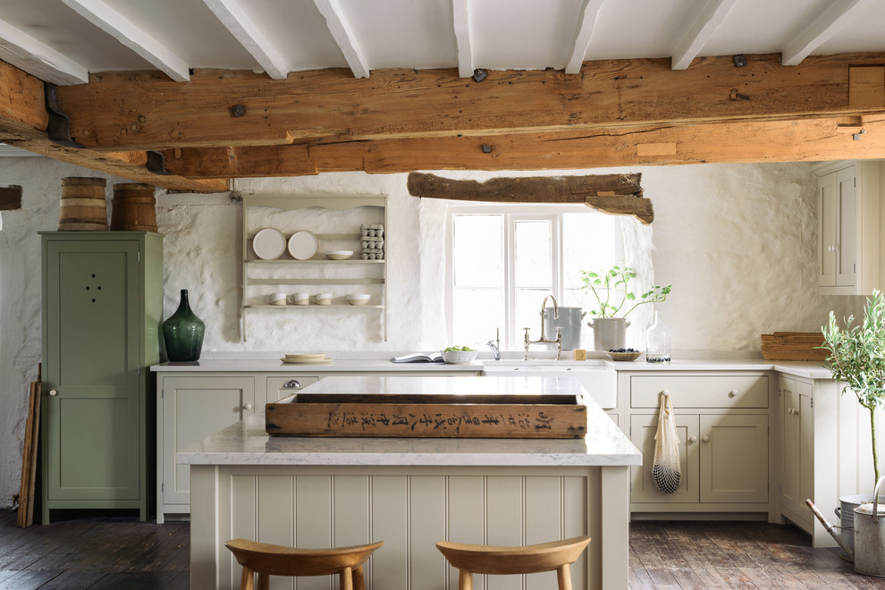 Landhausstil Küche in L-Form mit Landhausspüle, Schrankfronten im Shaker-Stil, beigen Schränken, dunklem Holzboden und Kücheninsel in Sonstige