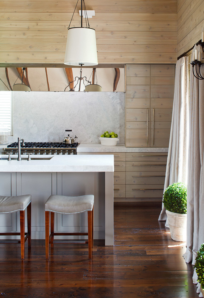 Exemple d'une cuisine linéaire et encastrable tendance en bois clair avec un placard à porte plane, une crédence grise, une crédence en carreau de ciment, un sol en bois brun et îlot.