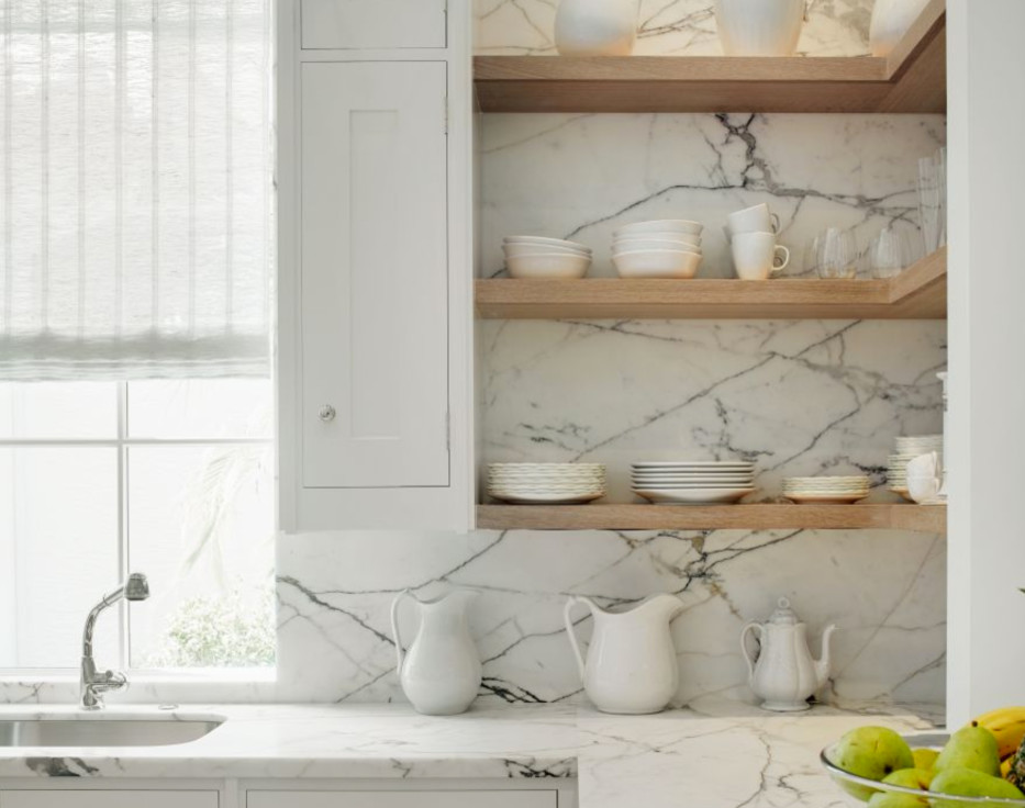 Idee per una cucina chic di medie dimensioni con ante in stile shaker, ante bianche, top in marmo, paraspruzzi bianco e paraspruzzi in marmo