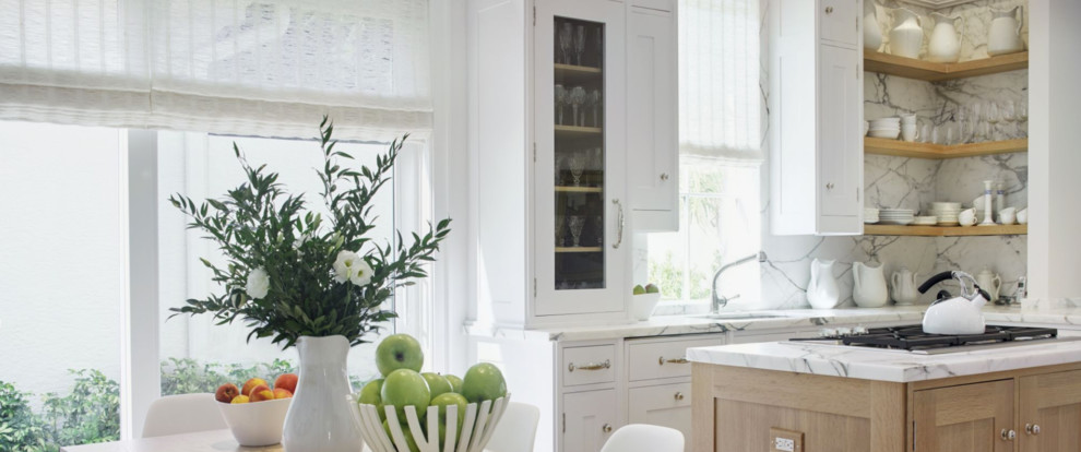 Kleine Klassische Küche in L-Form mit Schrankfronten im Shaker-Stil, weißen Schränken, Marmor-Arbeitsplatte, Küchenrückwand in Weiß, Rückwand aus Marmor und Kücheninsel in New York
