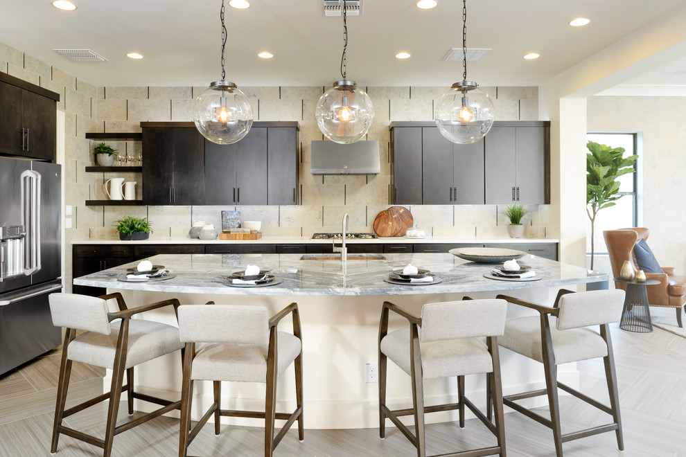 Esempio di una cucina design con lavello sottopiano, ante lisce, ante grigie, paraspruzzi beige, elettrodomestici in acciaio inossidabile e pavimento grigio